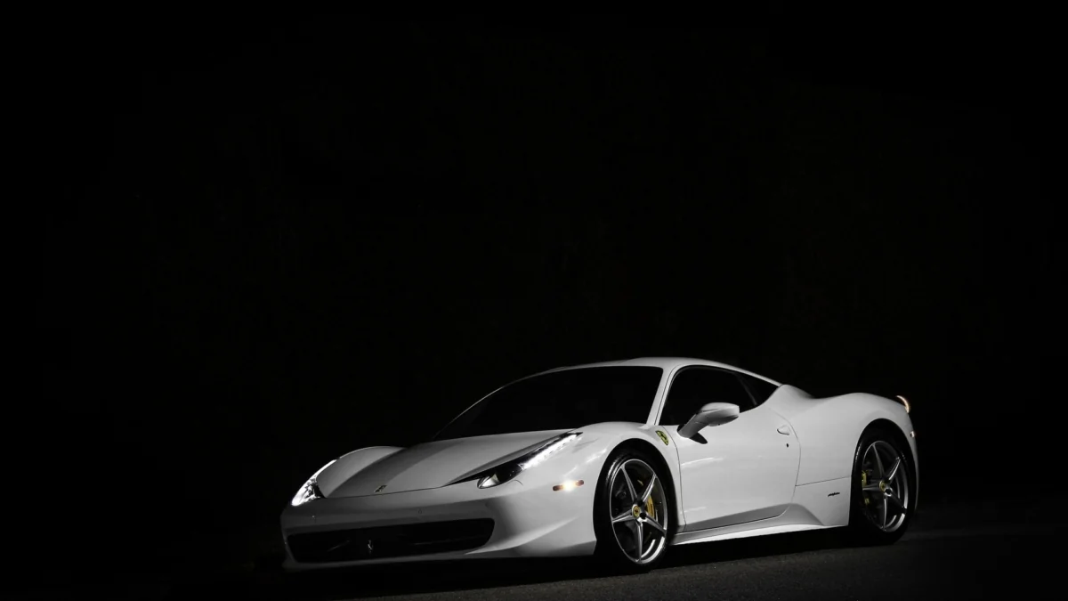 Белоснежная Ferrari 458 Italia на темном фоне