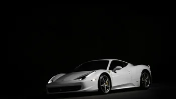 Белоснежная Ferrari 458 Italia на темном фоне