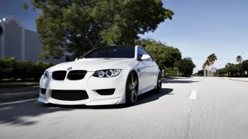 білосніжна bmw m3, що рухається по дорозі, bmw m3, bmw, бмв, дерева, дороги, шляхи, траси, шосе, магістралі, автостради, проспекти, проїзди, машини, автомобілі, пальми, фари, авто