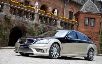 Двухцветный Mercedes-Benz S-Class на фоне старинного замка