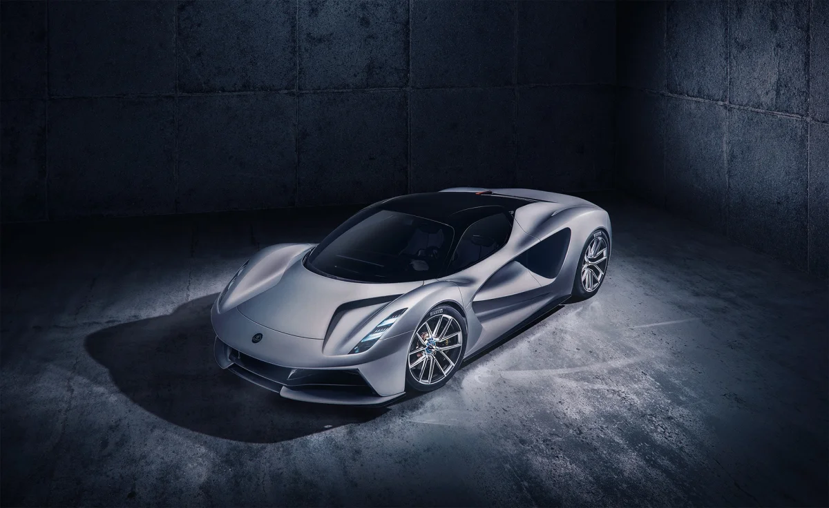 Сріблястий Lotus Evija у променях студійного світла