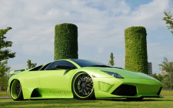 Ярко-зеленый Lamborghini Murcielago на фоне зеленых колонн