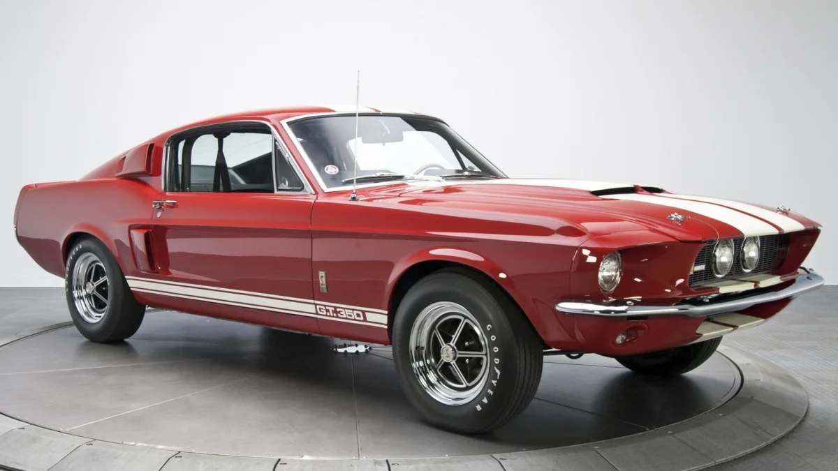 червоний ford mustang shelby gt350 на виставковому подіумі, ford mustang shelby gt350, ford, диски, колеса, машини, автомобілі, ретро, спорткари, форд, авто