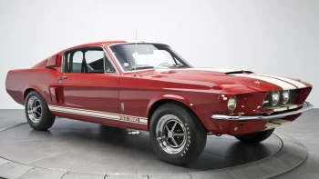 Красный Ford Mustang Shelby GT350 на выставочном подиуме
