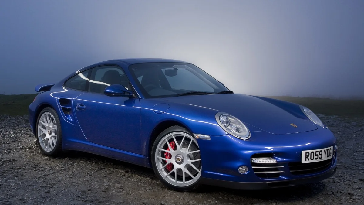 Синій Porsche 911 Turbo у ранковому тумані