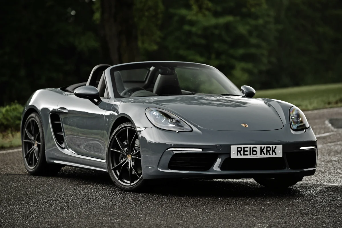серый porsche 718 boxster на лесной дороге, porsche 718 boxster, porsche, диски, колеса, дороги, пути, трассы, шоссе, магистрали, автострады, проспекты, проезды, лес, леса, машины, автомобили, порше, спорткары, авто