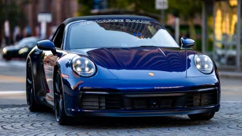 синій porsche 911 на бруківці, porsche 911, porsche, вечір, вечори, сутінки, вулиці, дороги, шляхи, траси, шосе, магістралі, автостради, проспекти, проїзди, машини, автомобілі, порше, спорткари, фари, авто