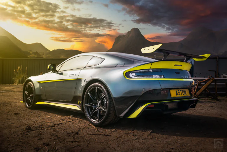 Aston Martin Vantage GT8 на фоне предзакатных гор
