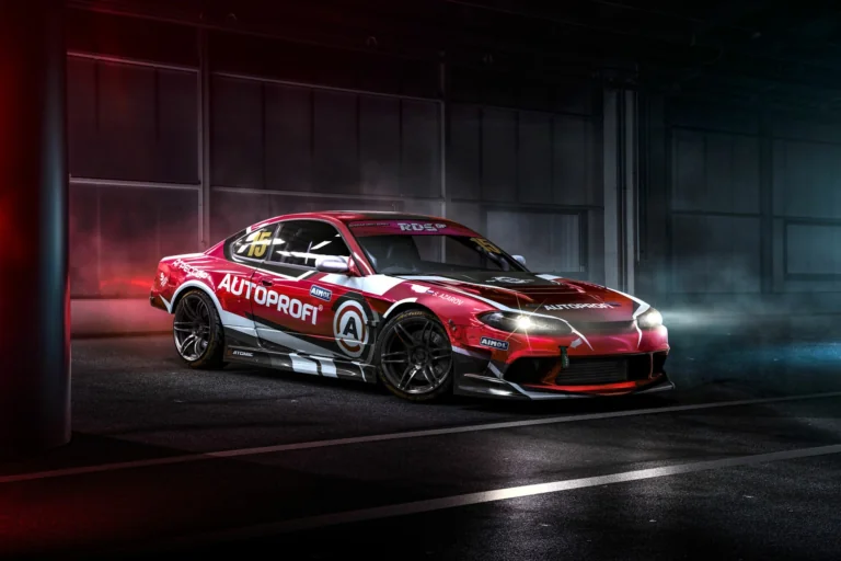 Гоночный Nissan Silvia S15 в свете неоновых огней