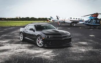 черный chevrolet camaro на летном поле, chevrolet camaro, chevrolet, аэродромы, вертолеты, диски, колеса, машины, автомобили, самолеты, фары, шевроле, авто
