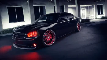 Черный Dodge Charger с красными акцентами на ночной парковке
