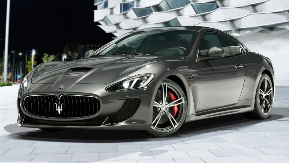 Maserati GranTurismo в свете ночных огней