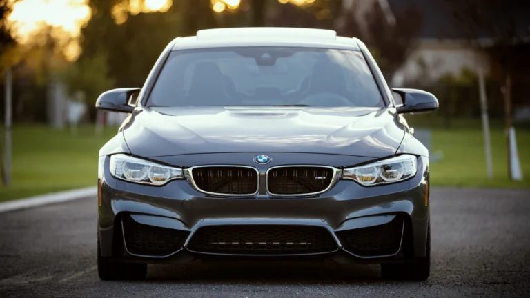 Серый BMW M3 в лучах закатного солнца