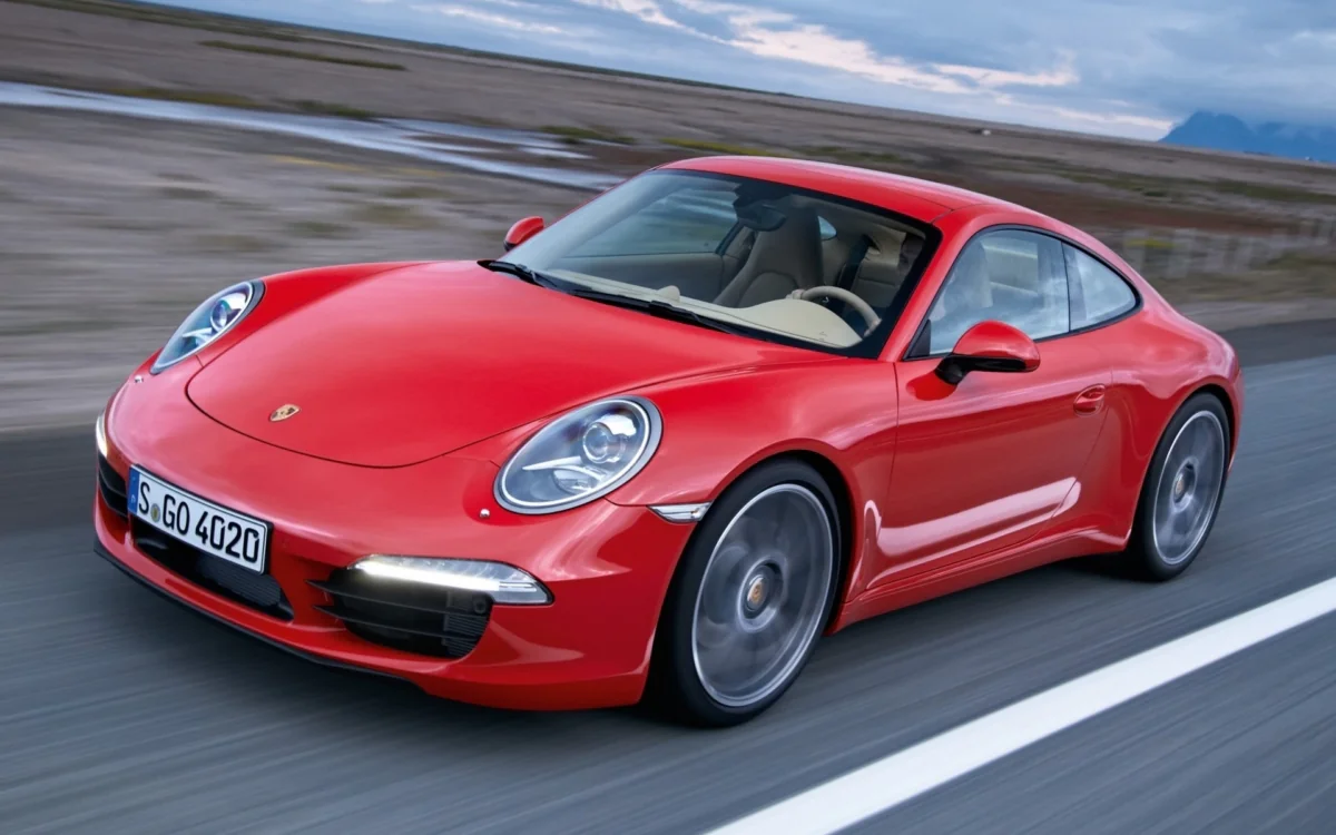Красный Porsche 911 Carrera на скоростном шоссе