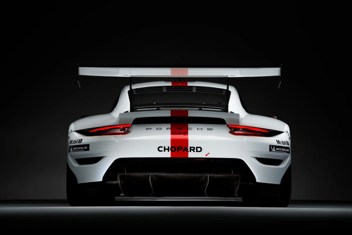 Вид ззаду на гоночний Porsche 911 RSR