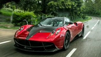 красный pagani huayra на лесной дороге, pagani huayra, pagani, дороги, пути, трассы, шоссе, магистрали, автострады, проспекты, проезды, лес, леса, машины, автомобили, пагани, суперкары, гиперкары, авто