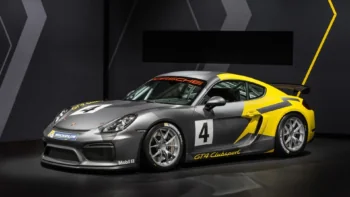 Гоночный Porsche Cayman GT4 Clubsport на выставочном стенде