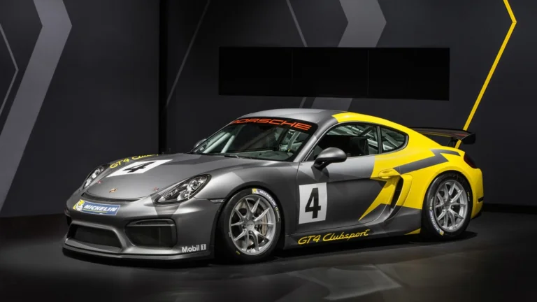 Гоночный Porsche Cayman GT4 Clubsport на выставочном стенде