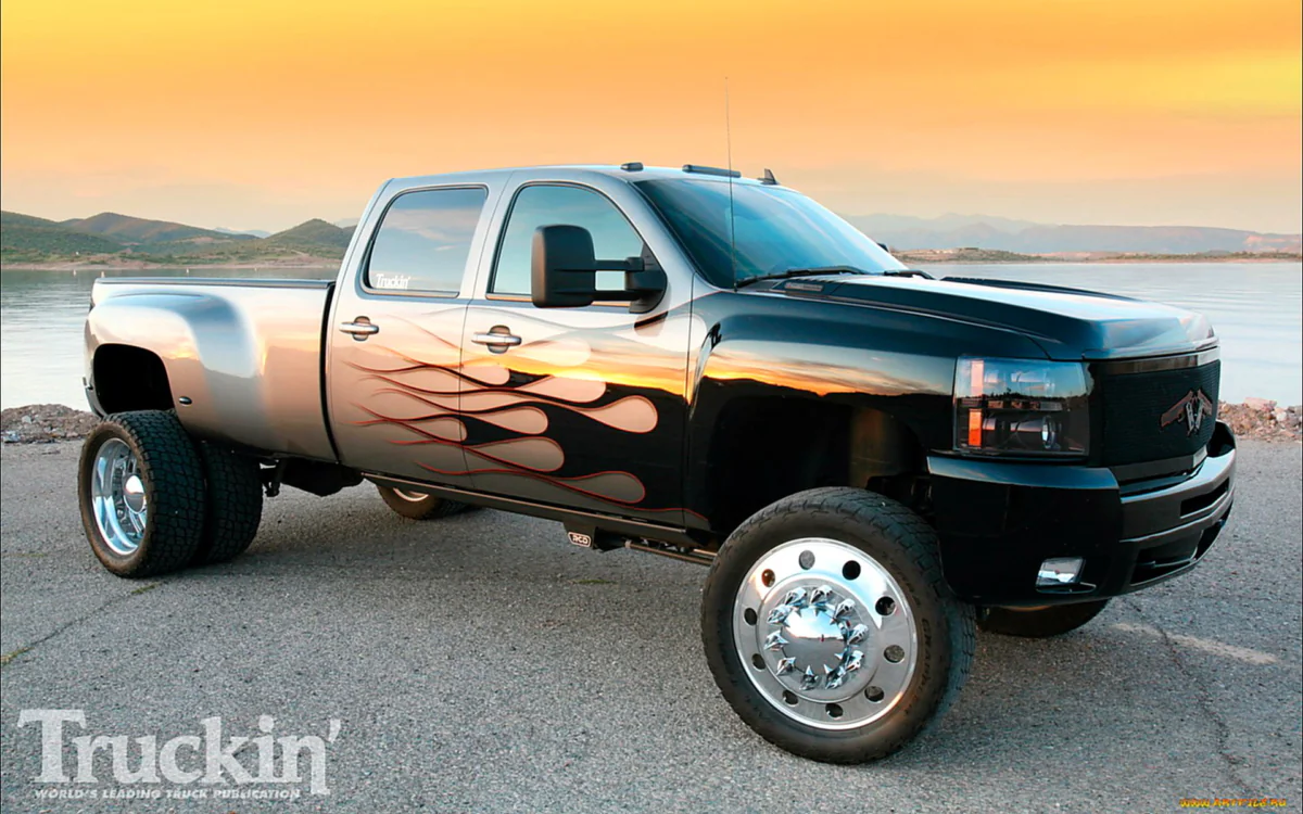 Тюнингованный пикап Chevrolet Silverado на берегу озера