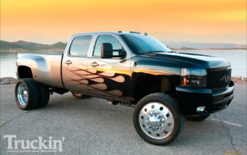 Тюнингованный пикап Chevrolet Silverado на берегу озера