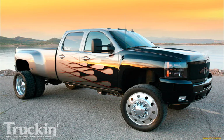Тюнингованный пикап Chevrolet Silverado на берегу озера