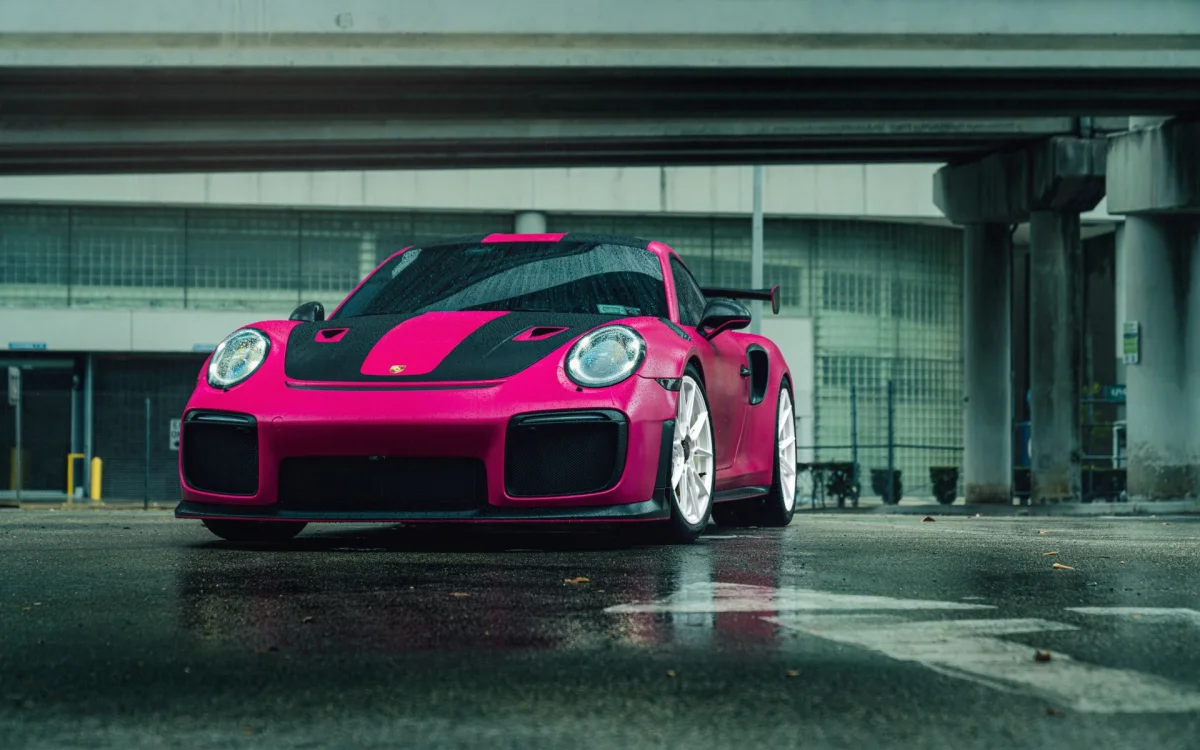 яскраво-рожевий porsche 911 gt2 rs під бетонним мостом, porsche 911 gt2 rs, porsche, дороги, шляхи, траси, шосе, магістралі, автостради, проспекти, проїзди, дощі, дощ, машини, автомобілі, мости, порше, спорткари, суперкари, гіперкари, фари, авто