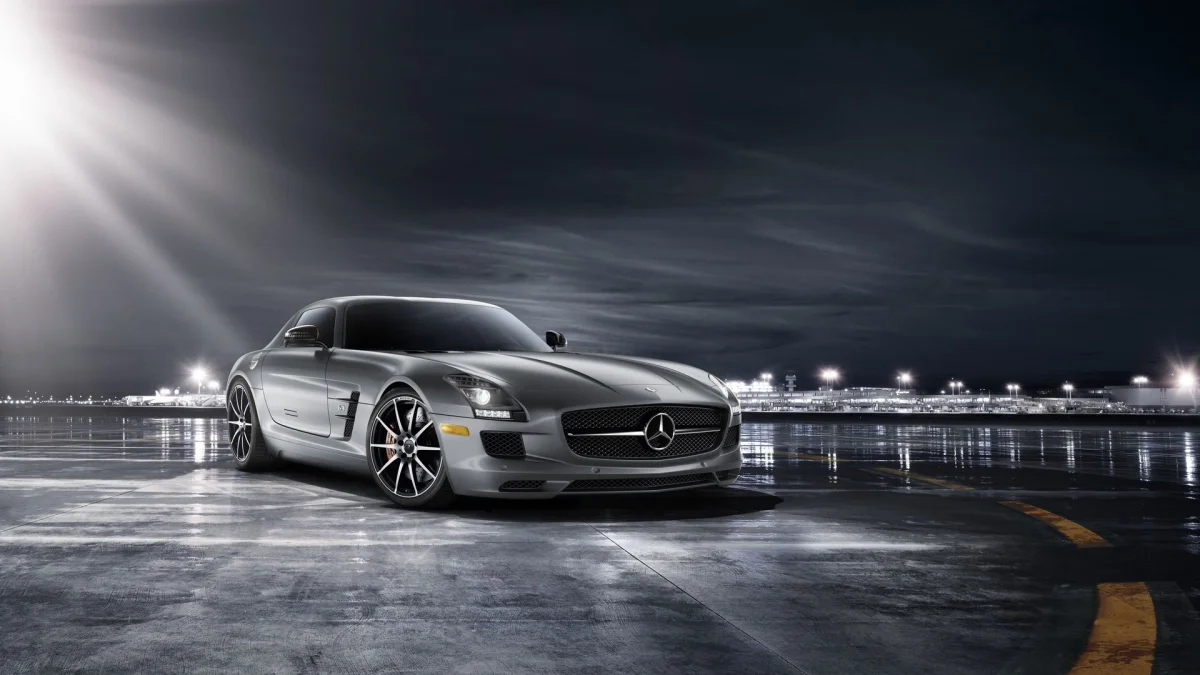 серебристый mercedes-benz sls amg под светом прожекторов, mercedes-benz sls amg, mercedes-benz, диски, колеса, машины, автомобили, мерседес-бенц, ночные огни, огни, фонари, подсветка, ночь, спорткары, суперкары, гиперкары, фары, авто