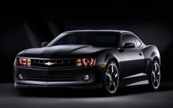 черный chevrolet camaro с горящими фарами в студийном свете, chevrolet camaro, chevrolet, диски, колеса, машины, автомобили, спорткары, фары, шевроле, авто
