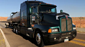 Зеленый тягач Kenworth на фоне пустынного пейзажа