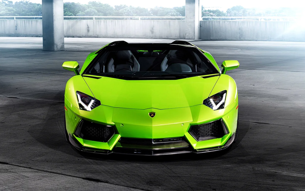 Ярко-зеленый Lamborghini Aventador Roadster на парковке