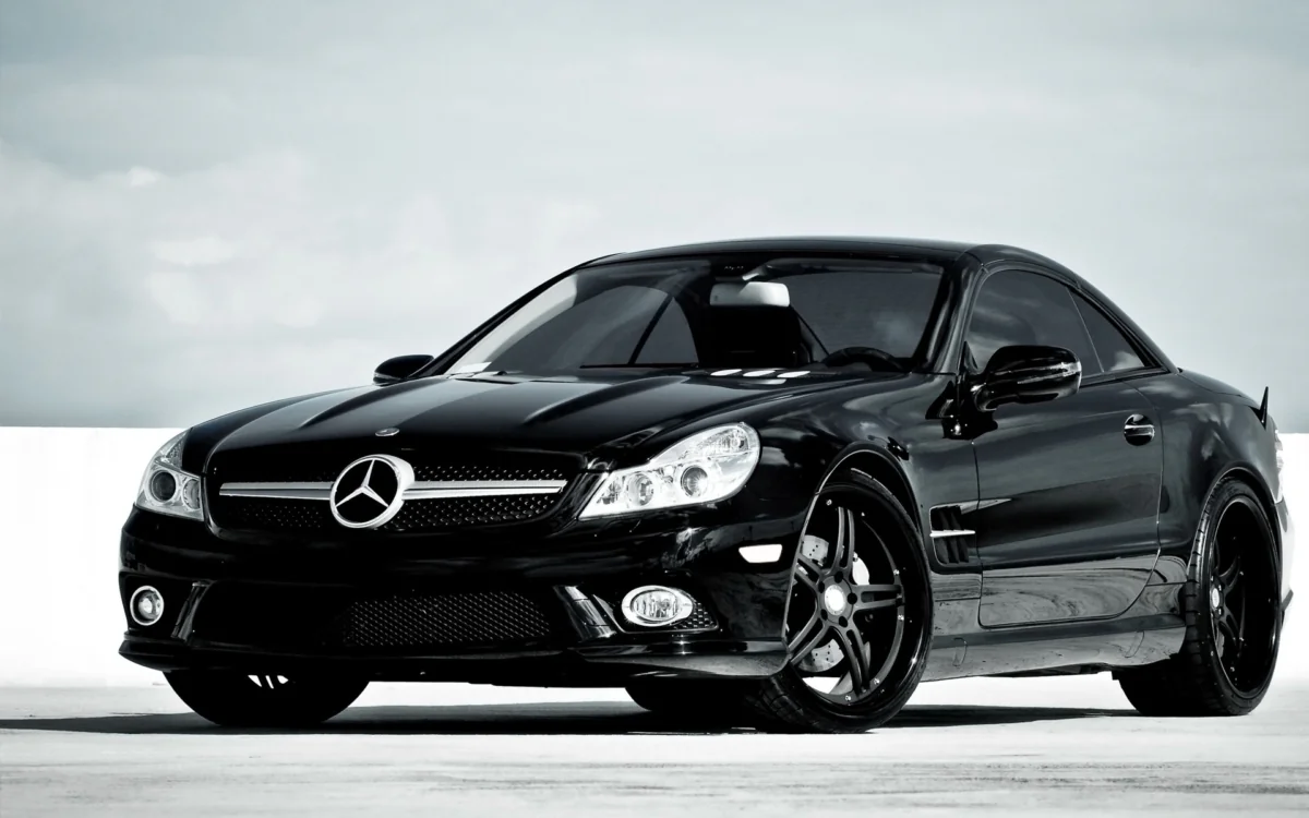 Черный Mercedes-Benz SL-класса на светлом фоне
