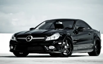 Черный Mercedes-Benz SL-класса на светлом фоне