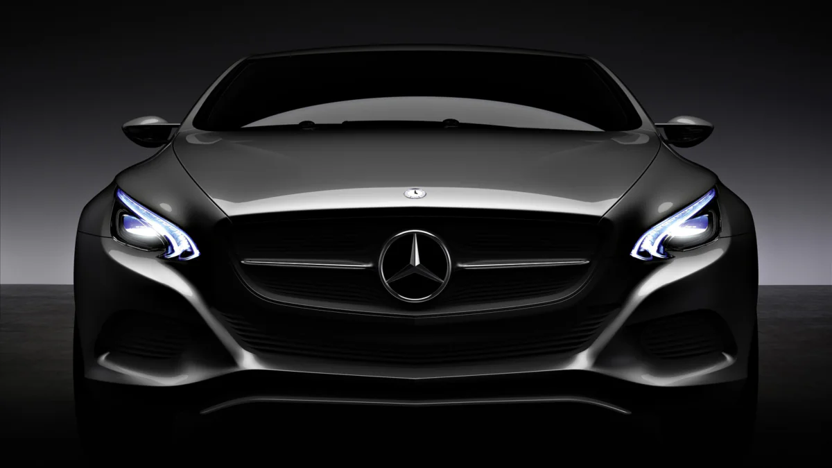 Строгий взгляд Mercedes-Benz в полумраке