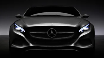 Строгий взгляд Mercedes-Benz в полумраке