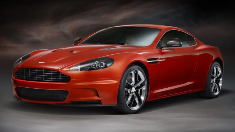 Ярко-красный Aston Martin DBS в студийном освещении