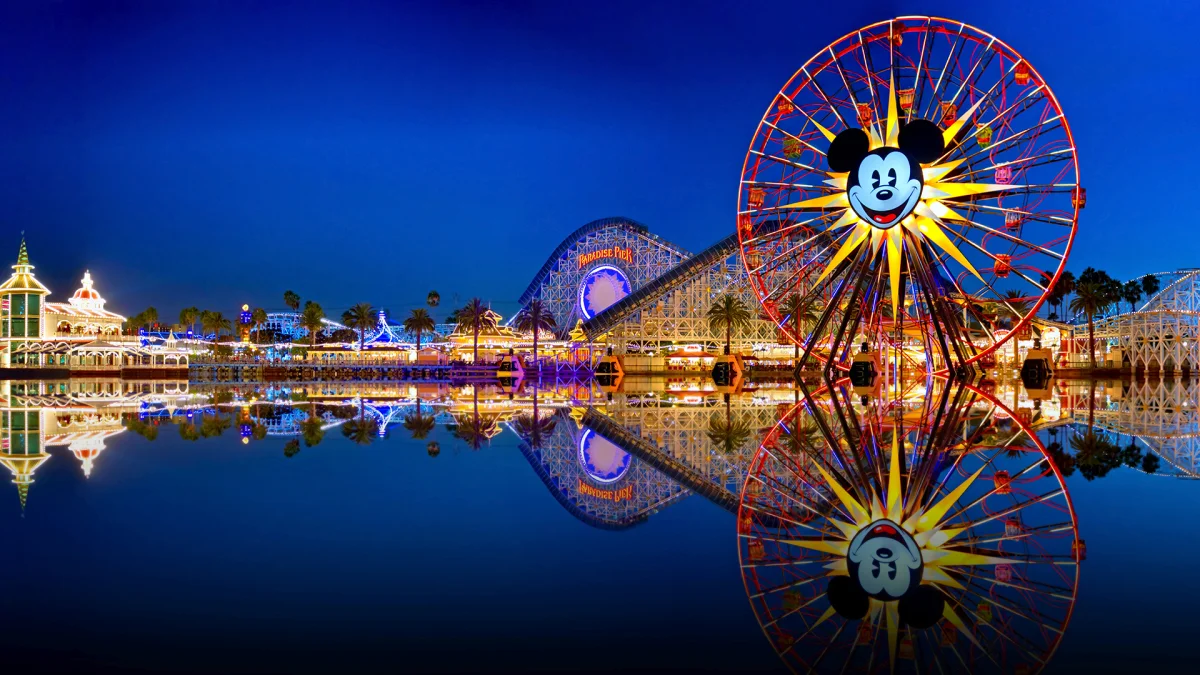 оглядове колесо pixar pal-a-round у парку disney california adventure, сша, діснейленд, пірс парадайз, відображення, міста, місто, міський пейзаж, міські пейзажі, міські краєвиди, набережні, пристані, нічні вогні, вогні, ліхтарі, підсвітка, ніч, озера, водойми, парки, національні парки, сполучені штати америки, архітектура, світ