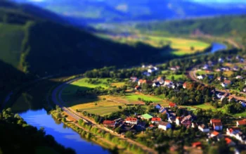 Мініатюрний краєвид німецького села біля річки Мозель