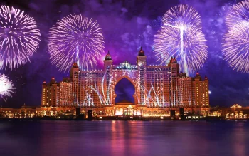 феєрверки над готелем «atlantis the royal» в оае, atlantis the royal, оае, визначні місця, готелі, міста, місто, міський пейзаж, міські пейзажі, міські краєвиди, море, моря, нічні вогні, вогні, ліхтарі, підсвітка, ніч, об'єднані арабські емірати, феєрверки, архітектура, світ