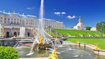 великий петергофський палац і фонтан «самсон» у росії, петергофський палац, росія, визначні місця, міста, місто, міський пейзаж, міські пейзажі, міські краєвиди, небо, палац, палаци, парки, національні парки, трава, трави, газони, фонтани, архітектура, світ
