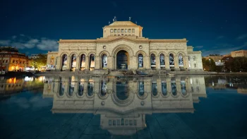 відображення національної галереї вірменії в єревані, національна галерея мистецтв, вірменія, визначні місця, відображення, єреван, зірки, міста, місто, міський пейзаж, міські пейзажі, міські краєвиди, нічні вогні, вогні, ліхтарі, підсвітка, ніч, фонтани, архітектура, світ