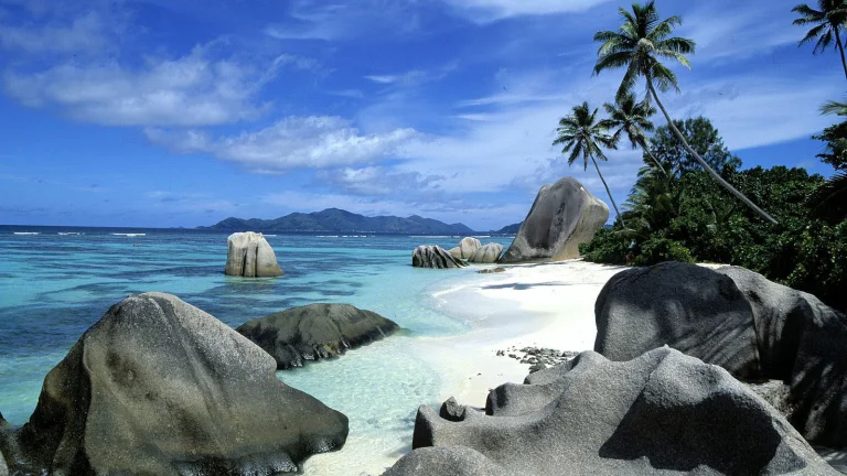 granite boulders on the snow-white beach of la digue island, anse sources d'argent beach, seychelles, beaches, coasts, islands, lagoons, landscapes, ocean, oceans, pacific ocean, palm trees, sand, sands, sky, nature, world