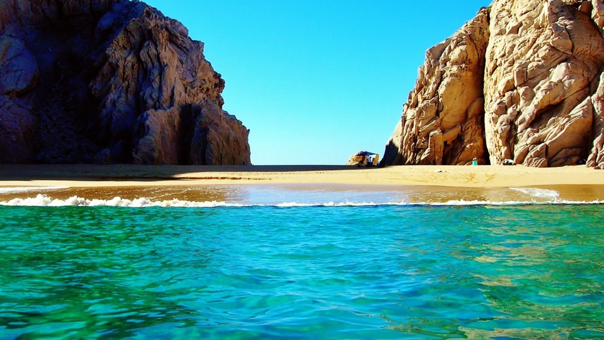The turquoise waters off the cliffs of Los Cabos
