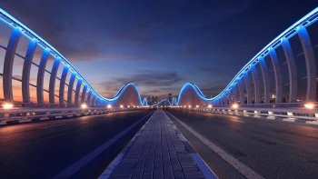 вечерняя подсветка моста мейдан в дубае, оаэ, мост мейдан, дубай, вечер, вечера, сумерки, города, город, дороги, пути, трассы, шоссе, магистрали, автострады, проспекты, проезды, дубаи, закаты, закат, мосты, небо, ночные огни, огни, фонари, подсветка, ночь, объединенные арабские эмираты, архитектура, мир