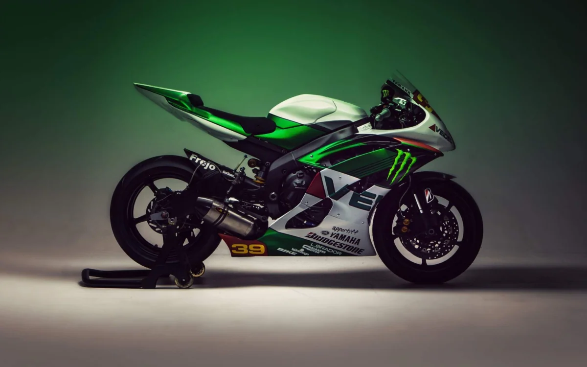 Гоночный спортбайк Yamaha YZF-R6 в студийном освещении