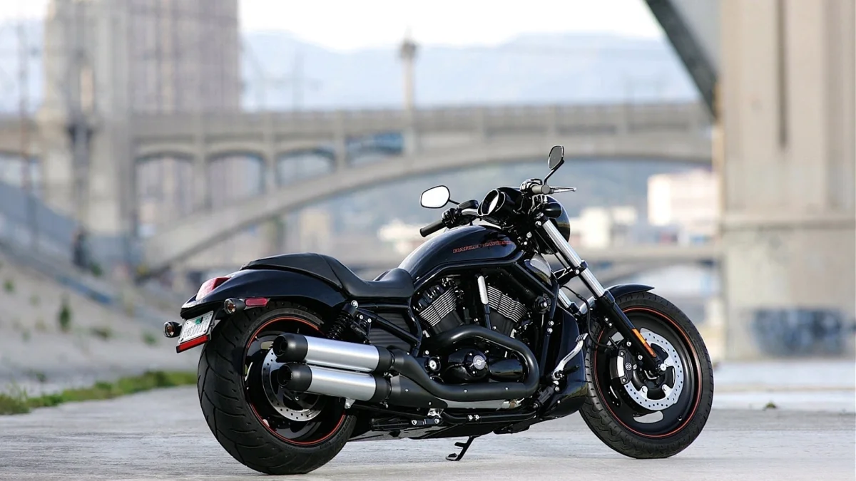 черный harley-davidson v-rod на фоне городского моста, harley-davidson v-rod, harley-davidson, харли-дэвидсон, диски, колеса, дороги, пути, трассы, шоссе, магистрали, автострады, проспекты, проезды, круизер мотоциклы, круизеры, американская классика, классика, мосты, мотоциклы, байки, улицы, harley davidson, техника