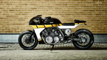 Кастомный Yamaha VMAX на фоне кирпичной стены