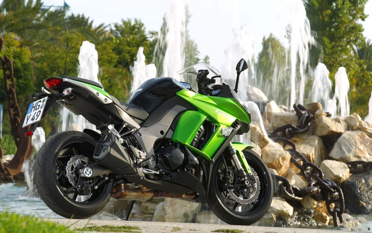 Ярко-зеленый Kawasaki Z1000 у фонтана