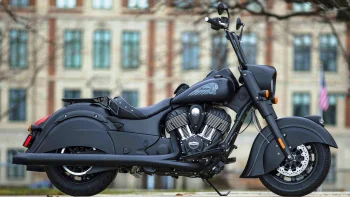 матовый черный indian chief на фоне старинного здания, indian chief, indian, диски, колеса, дома, здания, индиан, круизер мотоциклы, круизеры, американская классика, классика, мотоциклы, байки, техника