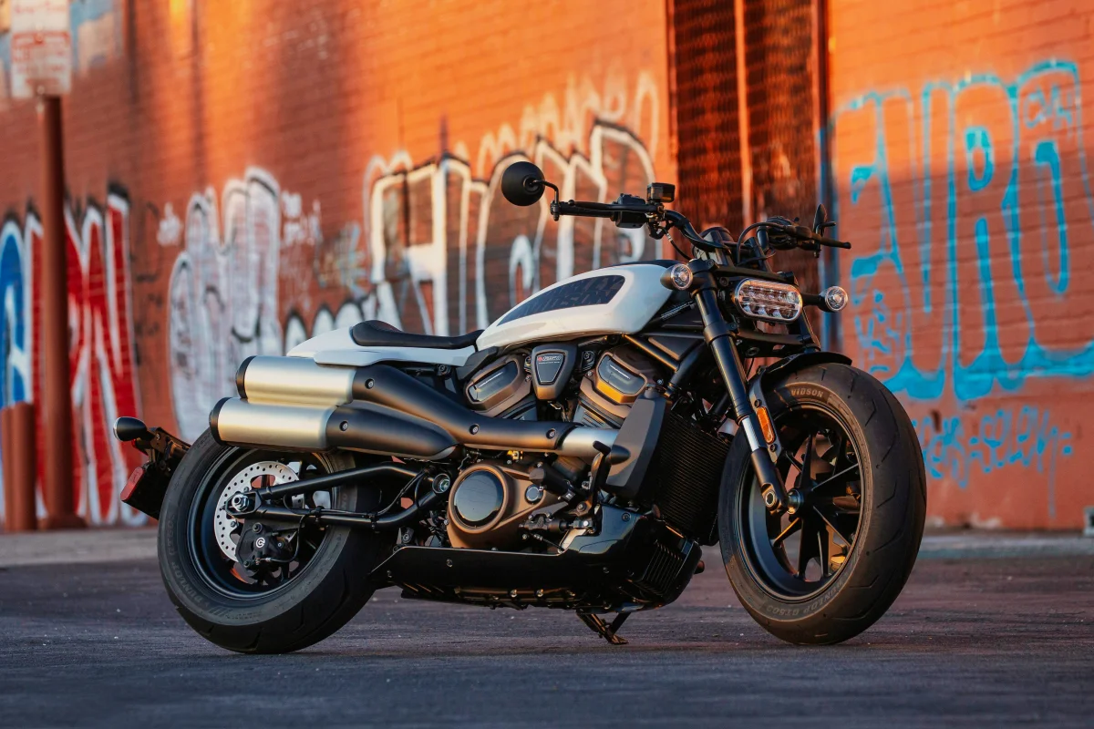 Harley-Davidson Sportster S на тлі графіті