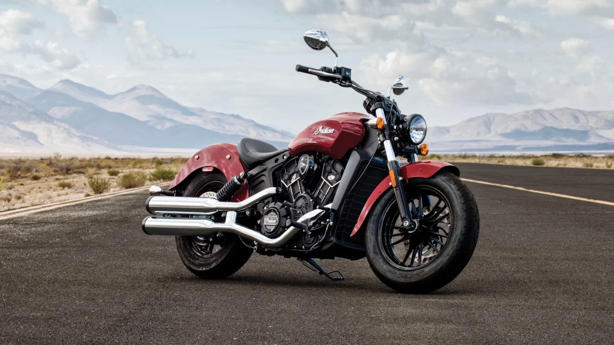 красный indian scout на фоне пустынных гор, indian scout, indian, горы, вершины, холмы, диски, колеса, дороги, пути, трассы, шоссе, магистрали, автострады, проспекты, проезды, индиан, круизер мотоциклы, круизеры, американская классика, классика, мотоциклы, байки, пейзажи, пустыни, техника